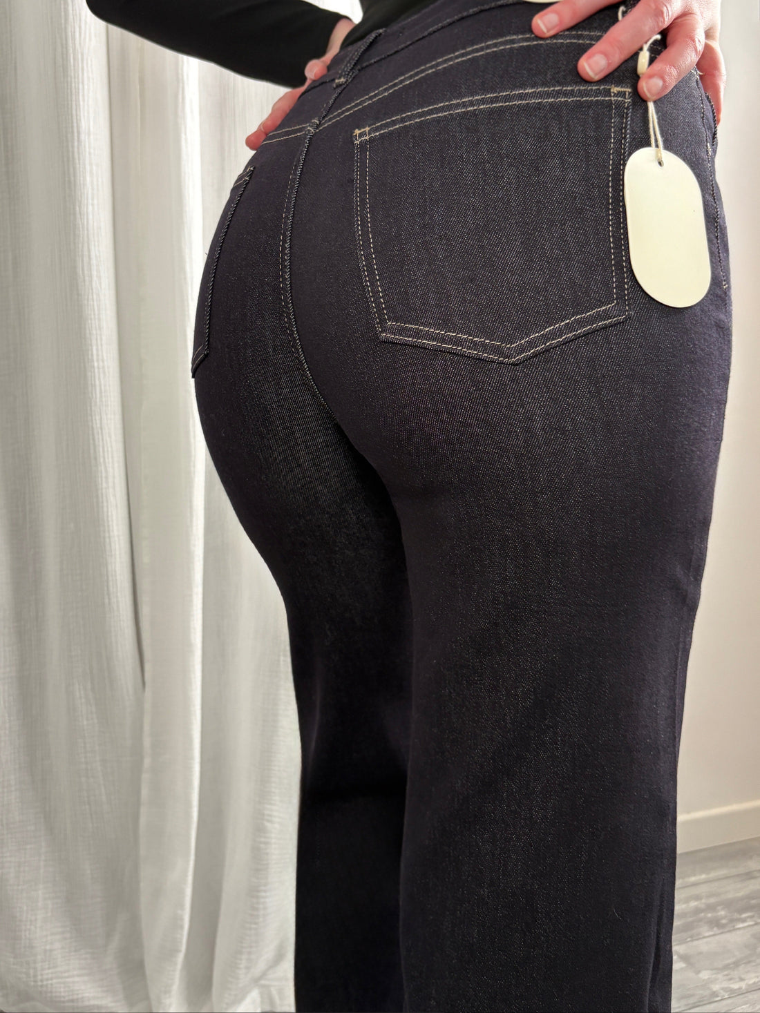 Jean droit à bouton décalé