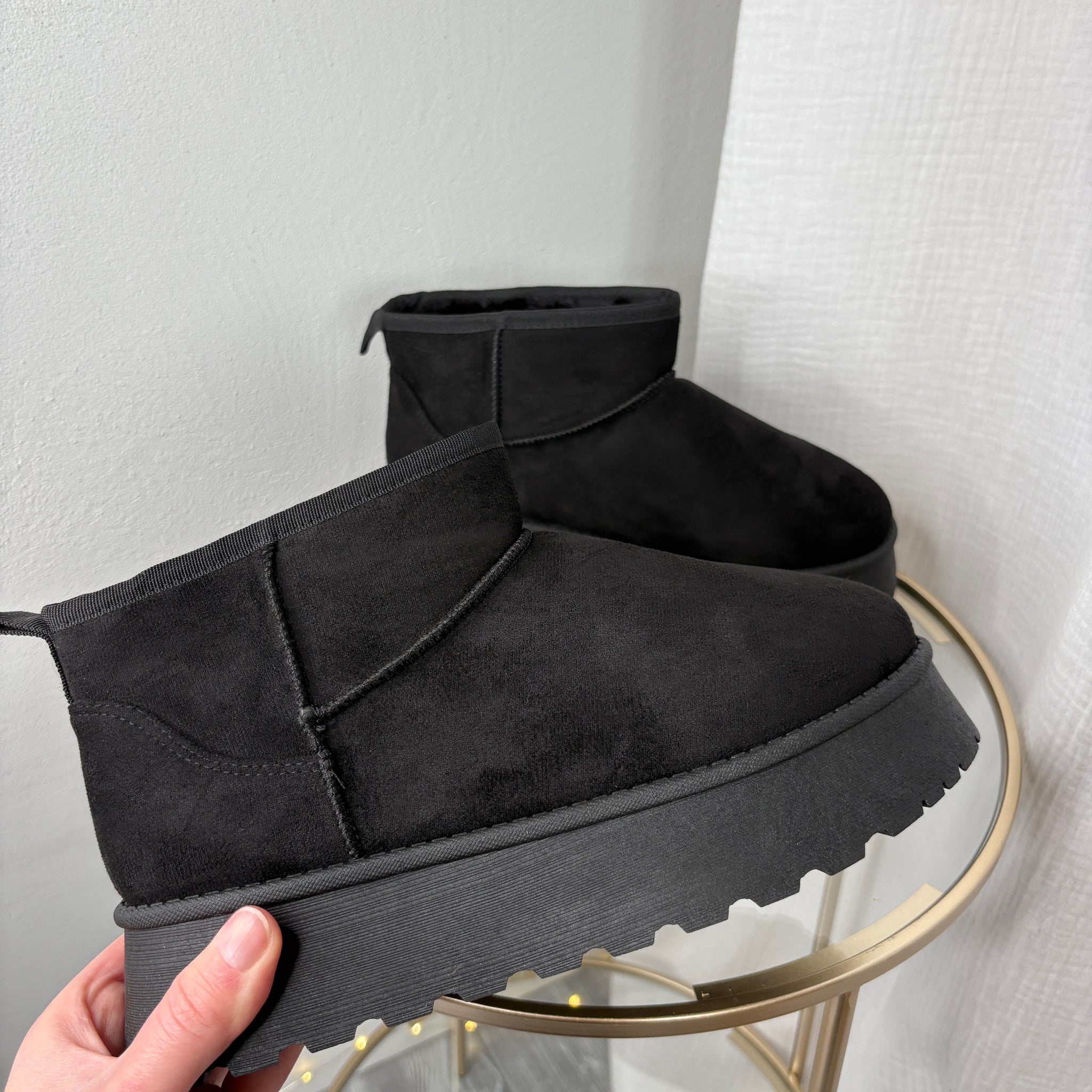 Mules fourrées à semelle épaisse noires