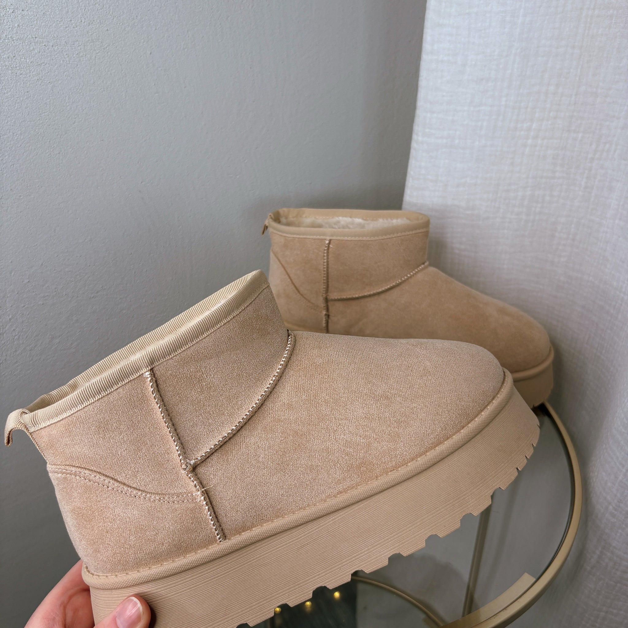 Mules fourrées à semelle épaisse beiges